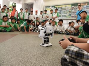 聯合報系飆AI 「AI可以做 我就可以不做」